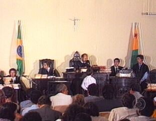 Reportagens de Ernesto Paglia e Marcos Losekann sobre o início do julgamento dos assassinos do ambientalista Chico Mendes. Jornal Nacional, 12/12/1990.