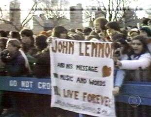 Reportagem de Sérgio Motta Mello sobre as homenagens a John Lennon no Central Park, em Nova York. Fantástico, 14/12/1980.