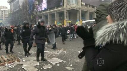 Reportagem de Roberto Kovalick e Sergio Gilz sobre os confrontos entre policiais e os manifestantes que ocupam a Praça da Independência, em Kiev. Jornal Nacional, 11/12/2013