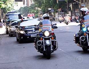 Reportagens de Camila Bomfim e Bette Lucchese sobre os aparatos de segurança, montados em Brasília e no Rio de Janeiro, para a visita do presidente norte-americano, Barack Obama, ao Brasil. Jornal Nacional, 18/03/2011.