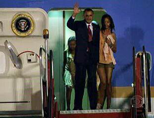 Reportagem de Paulo Renato Soares, ao vivo, diretamente do Aeroporto Tom Jobim, Rio de Janeiro, onde estava estacionado o avião Air Force One, de onde o presidente americano Barack Obama acabara desembarcar. Jornal Nacional, 19/03/2011.