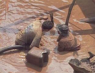 Reportagem de Jonas Campos sobre a nova corrida do ouro em Serra Pelada, no Sul do Pará. Fantástico, 08/12/2002.