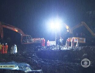 Reportagem de Tiago Eltz sobre o deslizamento no Morro do Bumba, em Niterói, seguida de entrevista de Fátima Bernardes com o repórter, um dos primeiros a chegar ao local do acidente. Jornal Nacional, 08/04/2010.