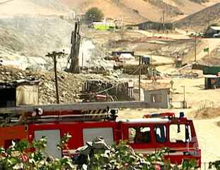 Reportagem de Sônia Bridi e Paulo Zero sobre o acidente que deixou 33 trabalhadores presos em uma mina de cobre no Chile, o acampamento que se formou em torno do local e a reação dos chilenos ao drama dos mineiros. Fantástico, 29/08/2010.