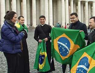 Reportagem de Patrícia Poeta sobre a expectativa dos fiéis brasileiros presentes na Praça São Pedro, no Vaticano, Jornal Nacional, 13/03/2013.