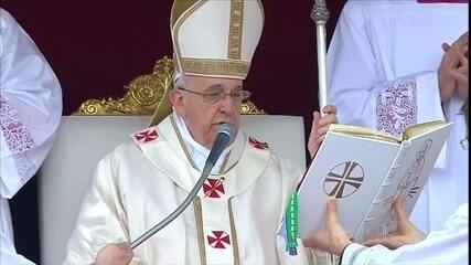 Numa cerimônia para milhares de pessoas no Vaticano, o Papa Francisco canonizou dois de seus antecessores. João Paulo II e João XXIII são os mais novos santos da Igreja Católica. Fantástico, 27/04/2014