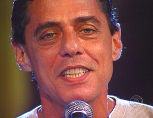 Na edição do Som Brasil em homenagem a Dorival Caymmi, Chico Buarque canta “A Vizinha do Lado”. Programa exibido 24/05/1994.