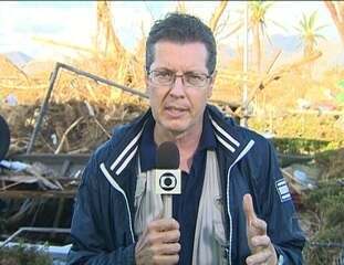 O correspondente Márcio Gomes fala, ao vivo, direto de Tacloban, nas Filipinas, sobre o desespero da população e as dificuldades que ele e o repórter cinematográfico estavam vivendo após a passagemn do Tufão Hayan. 'Jornal Nacional', 13/11/2013