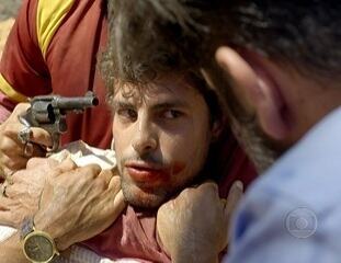 Cena em que Leandro (Cauã Reymond), ao fugir da emboscada armada por Jaime (Murilo Benício), João (Irandhir Santos) e Bigode (César Ferrario), morre ao cair de um penhasco.