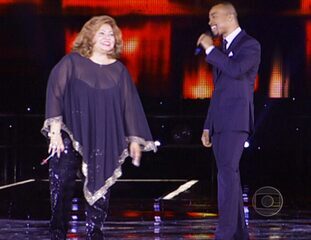 Alcione e Alexandre Pires cantam “Estranha Loucura” no Criança Esperança, 2008