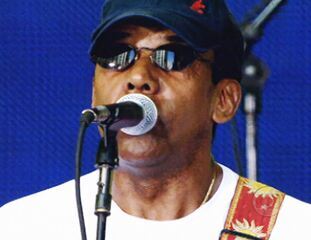 Jorge Ben Jor canta “Fio Maravilha” e, na sequência, “W/Brasil (Chama o Síndico)”.