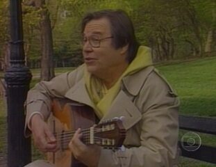 Tom Jobim em Nova York: ele passeia pelo Central Park, canta “Desafinado”, visita o Museu de História Natural e fala sobre pássaros, uma de suas paixões.