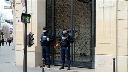 Ainda estava escuro em Paris quando o gabinete de crise se reuniu no Palácio Eliseu, a sede do governo francês. O presidente François Hollande convocou ministros e comandantes das forças de segurança para decidir as novas medidas.