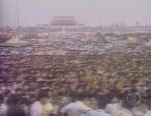 Reportagem com narração de Léo Batista sobre confronto entre estudantes e tropas do exército na China na Praça da Paz Celestial em Pequim, 03/06/1989.