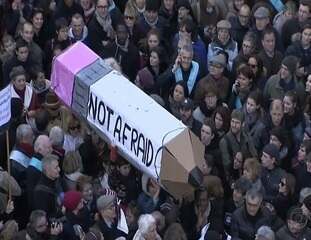 Reportagem de Cecília Malan sobre o protesto dos franceses contra o terrorismo após o ataque ao jornal Charlie Hebdo no que se tornou a mairo manifestação popular da história da França, Fantástico, 11/01/2015.