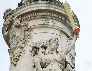 Reportagem de Pedro Vedova sobre homenagens às vítimas do atentado contra o jornal satírico Charlie Hebdo na estátua de Marianne, um dos símbolos da República da França, Jornal Nacional, 12/01/2015.