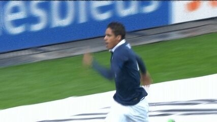 Gol da França! Após escanteio, Varane cabeceia e abre o placar aos 20 do 1º Tempo