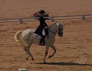 Reportagem de José Raimundo sobre a conquista da medalha de bronze da equipe brasileira de hipismo no adestramento nos Jogos Pan-Americanos 2007, Fantástico, 15/07/2007.