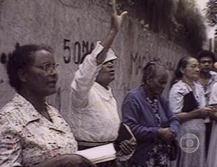 Reportagem de Neide Duarte sobre as orações para o presidente eleito Tancredo Neves na porta do Incor, Jornal Nacional, 18/04/1985.