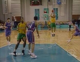 MILÉSIMO PONTO: o jogador de basquete Oscar faz seu milésimo ponto no jogo Brasil x Coreia do Sul, Fantástico, 28/07/1996.