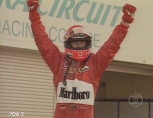 Reportagem de João Pedro Paes Leme sobre o recorde de Michael Schumacher de ser o primeiro piloto na história da Fórmula 1 a subir no pódio em todas as provas da temporada de 2002, além de sagrar-se pentacampeão da Fórmula 1, 13/10/2002.