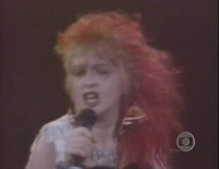 No trecho inicial do show, Cyndi Lauper canta “I Drove All Night”.