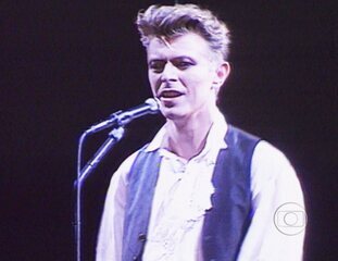 No trecho inicial do show, David Bowie canta “Rebel Rebel”.