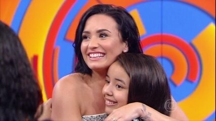 Fã Nathalia Morais cai em pegadinha e conhece Demi Lovato, 31/10/2015.