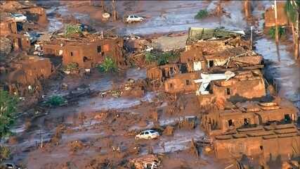 A repórter Cristina Serra percorre o leito do Rio Doce para registrar os estragos causados pela lama de rejeitos após o rompimento da barragem em Mariana (MG). Fantástico, 15/11/2015.