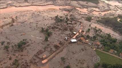 Vídeo de 18/11/2015 mostra que 12 pessoas ainda estavam desaparecidas depois de desastre em Mariana