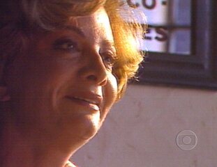 'Corpo a Corpo' (1984): cena em que a enfermeira Tereza (Glória Menezes) conversa com Bia (Malu Mader) sobre os últimos momentos de sua mãe Isabel (Joyce Oliveira). Com Heloísa (Isabela Garcia).