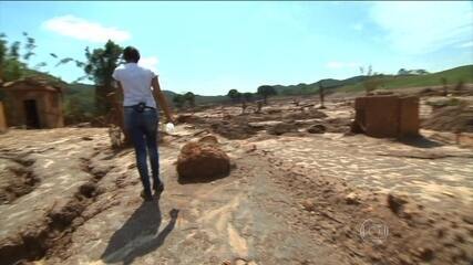 Os repórteres Phelipe Siani e Thiago Capelle mostram o cenário de destruição em Bento Rodrigues um mês depois do rompimento da barragem de Fundão. Jornal Nacional, 04/12/2015.