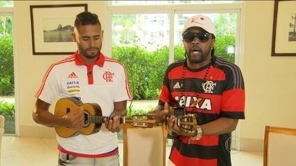 De férias, Kayke "arranha" cavaco, fala do Flamengo e bate papo com Xande de Pilares