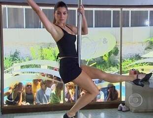 Cena em que Alzira (Flávia Alessandra) ensina pole dance na academia. Com Maria Eva (Letícia Spiller).