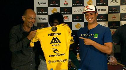 Repórter Régis Rösing ganha camisa de Gabriel Medina. Esporte Espetacular, 28/12/2014