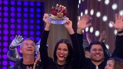 Família de Bruna Marquezine acertam o peso da mala e levam o troféu do 'Tamanho Família'. (10/07/2016)