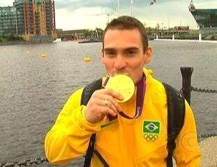 Reportagem de Renato Ribeiro sobre a medalha de ouro conquistada pelo ginasta brasileiro Arthur Zanetti nas argolas nos Jogos Olímpicos de Londres em 2012, Jornal da Globo, 06/08/2012.