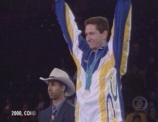 Reportagem de Pedro Bassan sobre a medalha de prata conquistada pelo judoca brasileiro Tiago Camilo na Olimpíada de Sidney em 2000, Jornal Nacional, 18/09/2000.