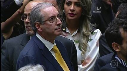 Ao vivo, de Brasília, Heraldo Pereira fala sobre a votação da Câmara dos Deputados que cassou o mandato do Ex-Presidente da Câmara, Eduardo Cunha. Em seguida, reportagens de Giovana Teles com os detalhes da votação, e de Vladimir Netto com a trajetória de de Cunha. Jornal da Globo, 12/09/2016.