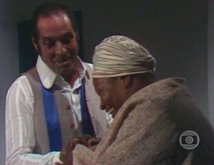 'Escrava Isaura' (1976): cena em que Januária (Zeni Pereira) dá notícias de Isaura a seu pai, Miguel (Átila Iório).