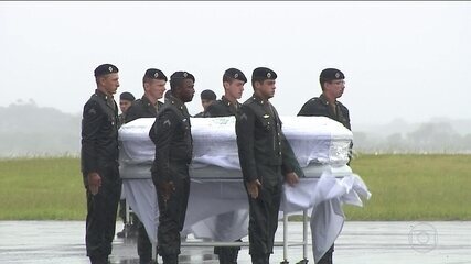 Reportagem de José Roberto Burnier sobre a cerimônia na chegada dos corpos dos jogadores da Chapecoense ao Brasil, Jornal Nacional, 03/12/2016.