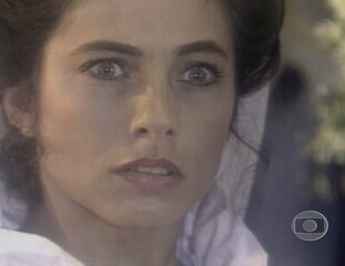 'Direito de Amar' (1987): cena em que Paula (Cissa Guimarães) tenta dar o golpe da barriga em Adriano (Lauro Corona), mas acaba tendo que se casar com o pai de seu filho, Sirineo (Carlos Gregório). Com Manél (Elias Gleizer) e Catarina (Yolanda Cardoso).