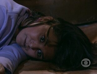 Cena em que Djenane (Elizangela) cai da escada e morre. Nazaré (Renata Sorrah) tripudia sobre a morta.