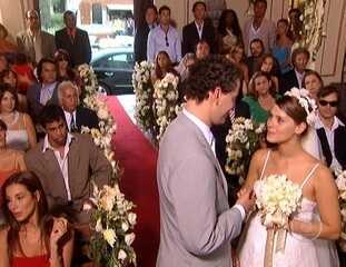 Cena em que Nazaré (Renata Sorrah) tenta, em vão, ir disfarçada ao casamento de Isabel (Carolina Dieckmann), mas é desmascarada e foge.