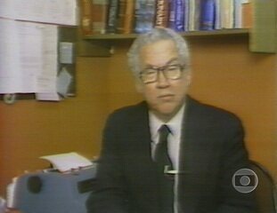 Direto de Nova Iorque, o correspondente Paulo Francis comenta a crise entre Israel e Palestina no oriente médio, Jornal da Globo, 02/08/1982.