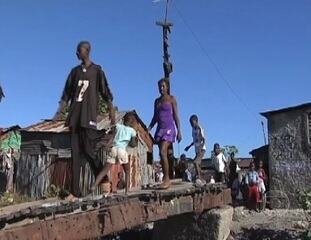 Reportagem de Rodrigo Alvarez sobre o drama da população do bairro mais pobre da cidade de Porto Príncipe, devastada pelo terremoto que atingiu o Haiti. Jornal Nacional, 16/01/2010.