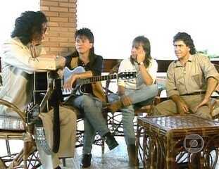 Leo Canhoto & Robertinho participam do programa, no sítio dos cantores em Campinas, interior de São Paulo, contando a história do nascimento da moda dos cabelos longos no meio sertanejo. Na sequência, Chitãozinho & Xororó cantam 'Nuvem de Lágrimas' no show no Imperator.