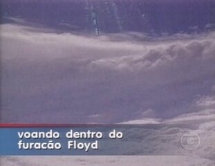 Reportagem de Edney Silvestre e do cinegrafista Sherman Costa voando em direção ao olho do furacão Floyd. Jornal Nacional, 15/09/1999.