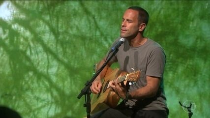 Jack Johnson se apresenta no palco do ‘Fantástico’, 05/11/2017.