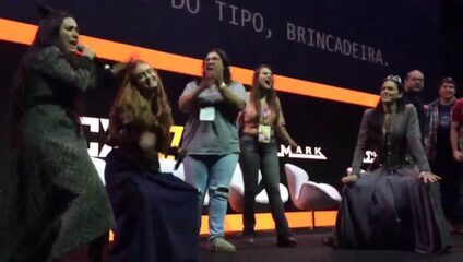 Bruna Marquezine, Marina Ruy Barbosa e Tatá Werneck vão até o chão na Comic Con